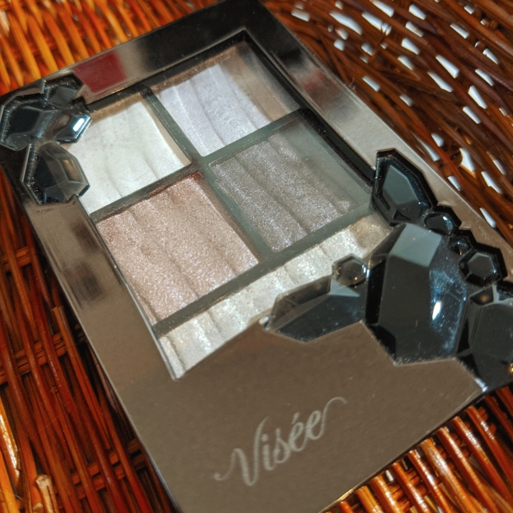 2/20 Visee Japan purple shimmer eyeshadow